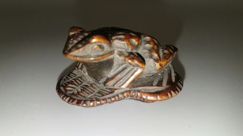 JAPANESE MEIJI BOXWOOD NETSUKE OF A TOAD ON A SANDAL - ADDITIONAL PHOTO 2