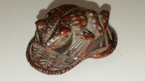 JAPANESE MEIJI BOXWOOD NETSUKE OF A TOAD ON A SANDAL - ADDITIONAL PHOTO 4