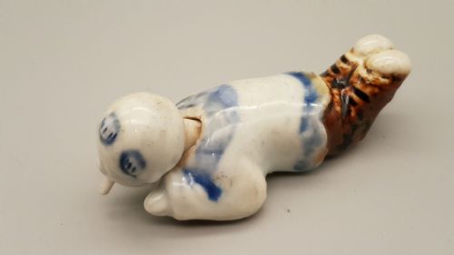 JAPANESE MEIJI HIRADO PORCELAIN NETSUKE OF A CHILD WITH MOVING HEAD TONGUE - ADDITIONAL PHOTO 1