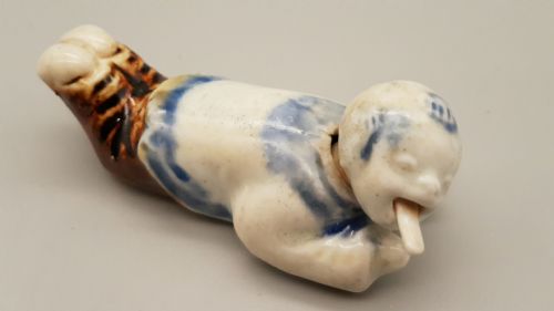 JAPANESE MEIJI HIRADO PORCELAIN NETSUKE OF A CHILD WITH MOVING HEAD TONGUE - ADDITIONAL PHOTO 2