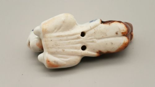 JAPANESE MEIJI HIRADO PORCELAIN NETSUKE OF A CHILD WITH MOVING HEAD TONGUE - ADDITIONAL PHOTO 3