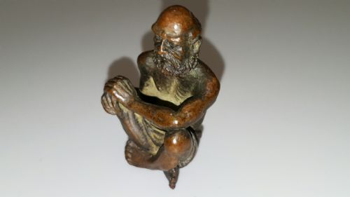 RARE MEIJI JAPANESE MINIATURE BRONZE OF SEATED ELDERLY HOLY MAN - ADDITIONAL PHOTO 2