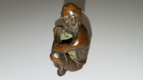 RARE MEIJI JAPANESE MINIATURE BRONZE OF SEATED ELDERLY HOLY MAN - ADDITIONAL PHOTO 4