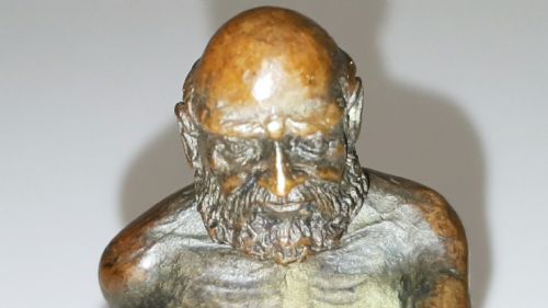 RARE MEIJI JAPANESE MINIATURE BRONZE OF SEATED ELDERLY HOLY MAN - ADDITIONAL PHOTO 7