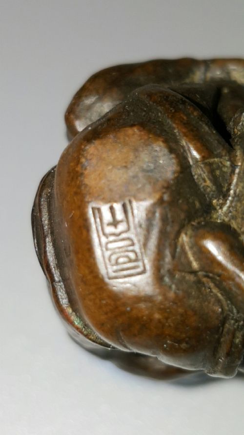 RARE MEIJI JAPANESE MINIATURE BRONZE OF SEATED ELDERLY HOLY MAN - ADDITIONAL PHOTO 8