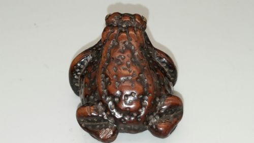 JAPANESE EDO EARLY 19THC BOXWOOD TOAD NETSUKE SIGNED YOSHITADA SHIGETADA - ADDITIONAL PHOTO 3