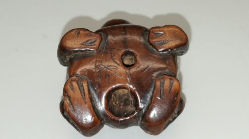 JAPANESE EDO EARLY 19THC BOXWOOD TOAD NETSUKE SIGNED YOSHITADA SHIGETADA - ADDITIONAL PHOTO 4