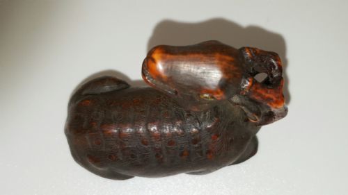 SUPERB JAPANESE MEIJI BOXWOOD NETSUKE OF A RECLINING STAG UNSIGNED - ADDITIONAL PHOTO 4