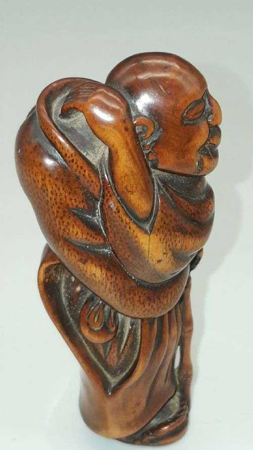 SUPERB JAPANESE EDOMEIJI LARGE BOXWOOD NETSUKE OF HUNCHED BACK MAN - ADDITIONAL PHOTO 1