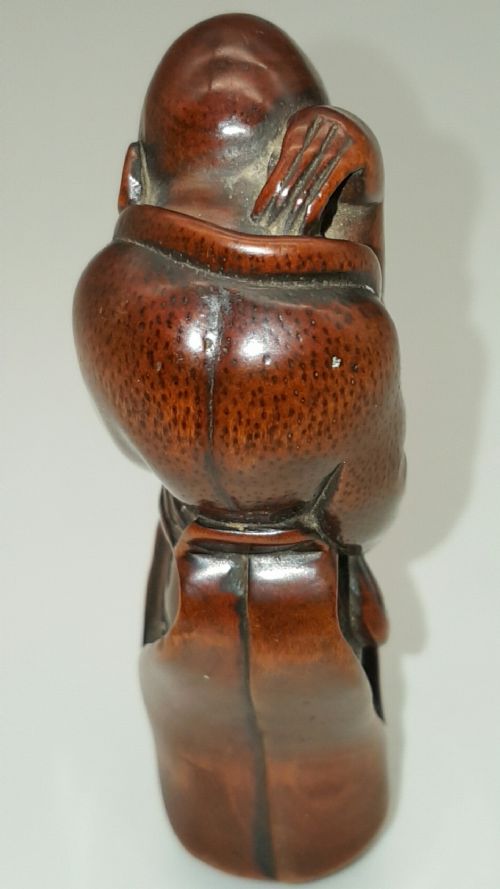 SUPERB JAPANESE EDOMEIJI LARGE BOXWOOD NETSUKE OF HUNCHED BACK MAN - ADDITIONAL PHOTO 2