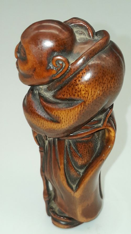 SUPERB JAPANESE EDOMEIJI LARGE BOXWOOD NETSUKE OF HUNCHED BACK MAN - ADDITIONAL PHOTO 3