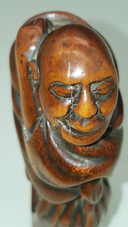 SUPERB JAPANESE EDOMEIJI LARGE BOXWOOD NETSUKE OF HUNCHED BACK MAN - ADDITIONAL PHOTO 4