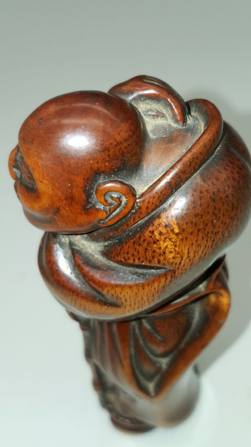 SUPERB JAPANESE EDOMEIJI LARGE BOXWOOD NETSUKE OF HUNCHED BACK MAN - ADDITIONAL PHOTO 6