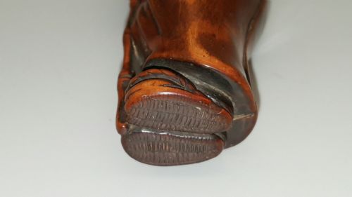 SUPERB JAPANESE EDOMEIJI LARGE BOXWOOD NETSUKE OF HUNCHED BACK MAN - ADDITIONAL PHOTO 7