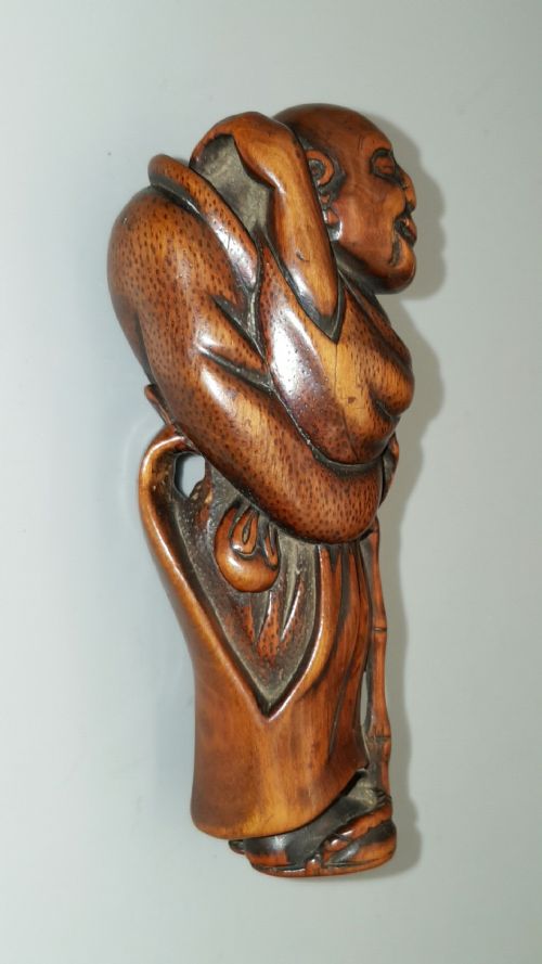 SUPERB JAPANESE EDOMEIJI LARGE BOXWOOD NETSUKE OF HUNCHED BACK MAN - ADDITIONAL PHOTO 8