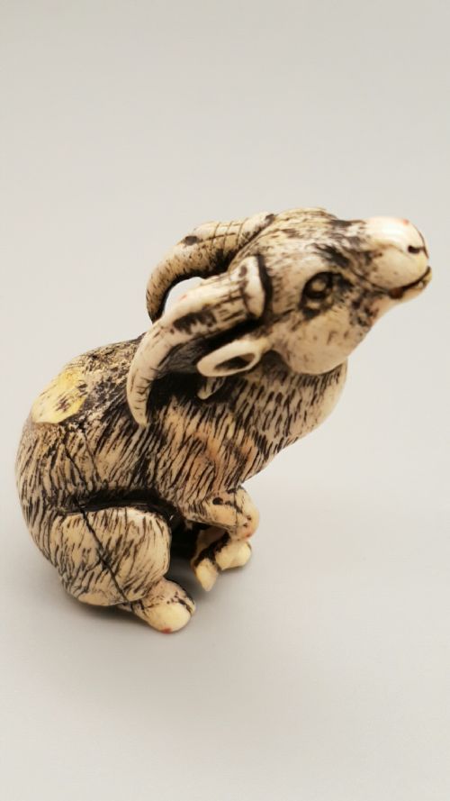 rare japanese edomeiji 19thc stag antler netsuke of a seated goat - CATEGORY: ANTIQUE SCULPTURES - DATED 18TH CENTURY