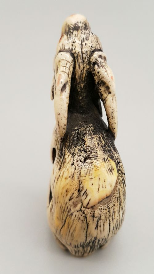 RARE JAPANESE EDOMEIJI 19THC STAG ANTLER NETSUKE OF A SEATED GOAT - ADDITIONAL PHOTO 3