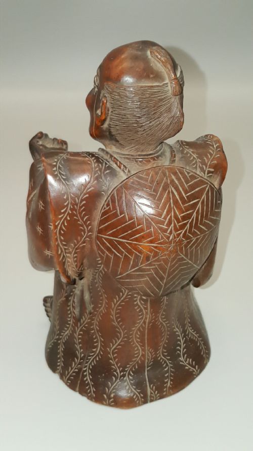 CHARACTERFUL JAPANESE MEIJI 19THC HUANG YANG WOOD OKIMONO CARVING OF SEATED ONELEGGED MAN - ADDITIONAL PHOTO 1