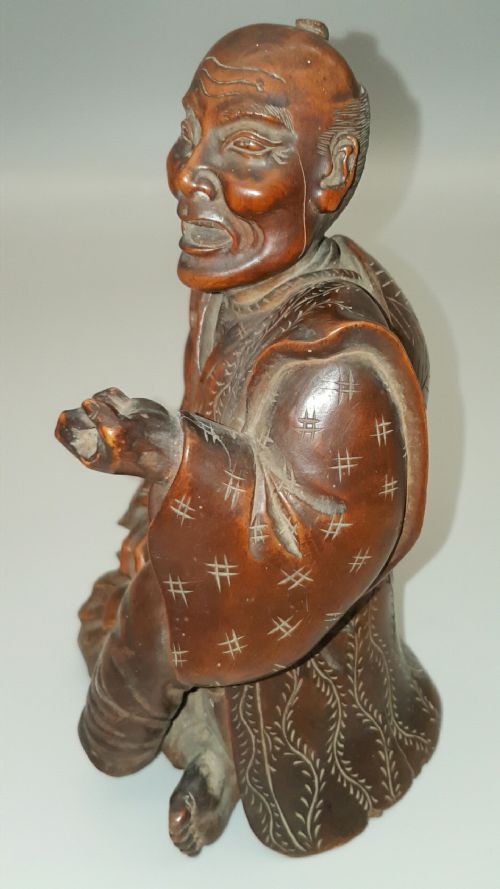 CHARACTERFUL JAPANESE MEIJI 19THC HUANG YANG WOOD OKIMONO CARVING OF SEATED ONELEGGED MAN - ADDITIONAL PHOTO 2