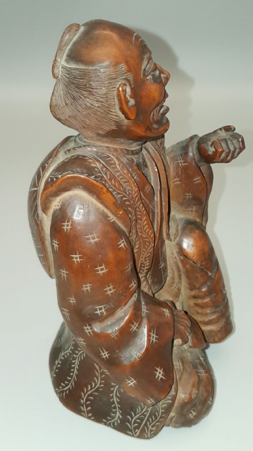 CHARACTERFUL JAPANESE MEIJI 19THC HUANG YANG WOOD OKIMONO CARVING OF SEATED ONELEGGED MAN - ADDITIONAL PHOTO 3