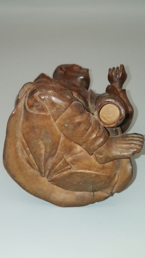 CHARACTERFUL JAPANESE MEIJI 19THC HUANG YANG WOOD OKIMONO CARVING OF SEATED ONELEGGED MAN - ADDITIONAL PHOTO 4