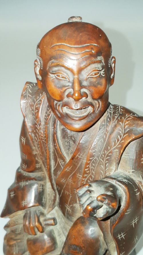 CHARACTERFUL JAPANESE MEIJI 19THC HUANG YANG WOOD OKIMONO CARVING OF SEATED ONELEGGED MAN - ADDITIONAL PHOTO 5