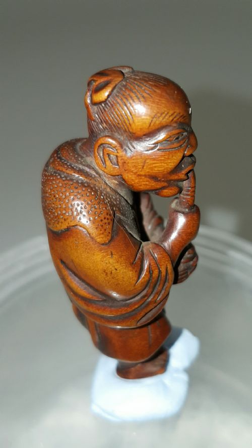 CHARMING JAPANESE MEIJI 19THC BOXWOOD NETSUKE OF A MAN PLAYING A FLUTE SHAKUHACHI SIGNED YOSHIHIDE - ADDITIONAL PHOTO 1