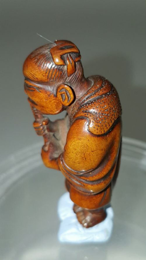 CHARMING JAPANESE MEIJI 19THC BOXWOOD NETSUKE OF A MAN PLAYING A FLUTE SHAKUHACHI SIGNED YOSHIHIDE - ADDITIONAL PHOTO 3