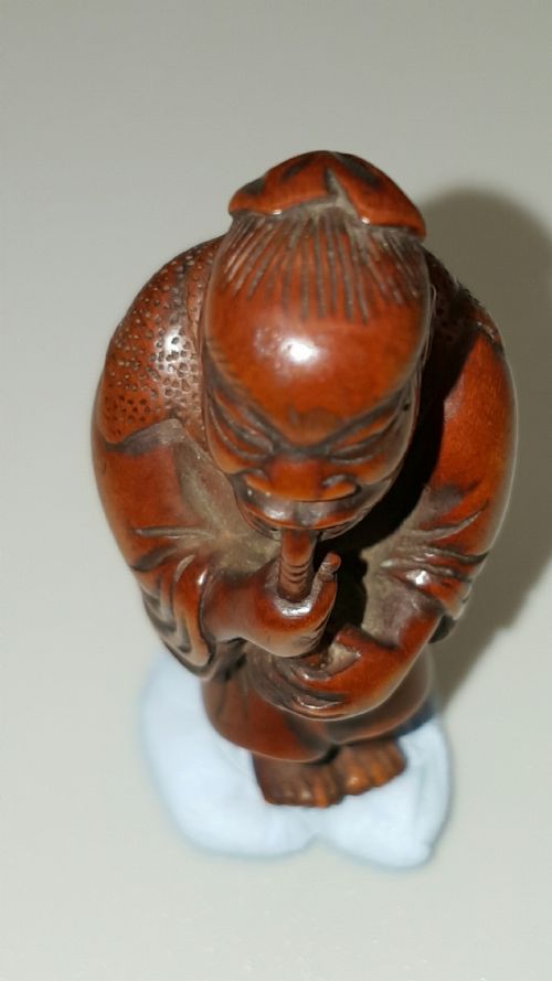 CHARMING JAPANESE MEIJI 19THC BOXWOOD NETSUKE OF A MAN PLAYING A FLUTE SHAKUHACHI SIGNED YOSHIHIDE - ADDITIONAL PHOTO 4