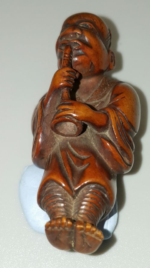 CHARMING JAPANESE MEIJI 19THC BOXWOOD NETSUKE OF A MAN PLAYING A FLUTE SHAKUHACHI SIGNED YOSHIHIDE - ADDITIONAL PHOTO 5