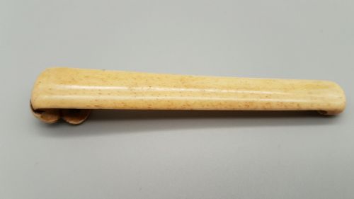 JAPANESE MEIJI 19THC STAG ANTLER SASHI NETSUKE WITH REISHI MUSHROOM CREST - ADDITIONAL PHOTO 1