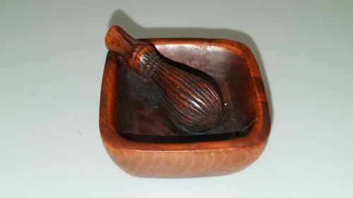 JAPANESE MEIJI 19THC BOXWOOD NETSUKE OF A BOWL WITH WHISK - ADDITIONAL PHOTO 1