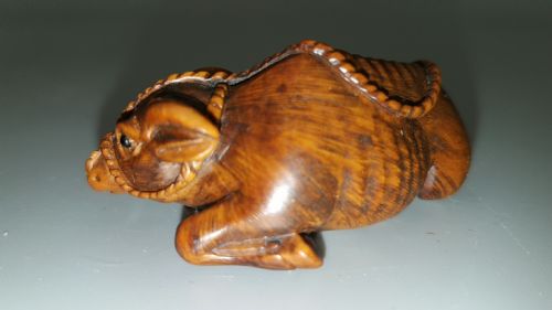 JAPANESE MEIJI EARLY 20THC BOXWOOD NETSUKE OF RECLINING OX - ADDITIONAL PHOTO 1