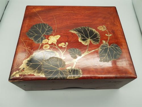 beautiful vintage japanese wooden stationery box with lacquer leaf decoration - CATEGORY: ANTIQUE BOXES - DATED 1930