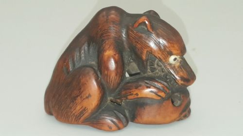japanese meiji 19thc boxwood netsuke of a wolf - CATEGORY: ANTIQUE SCULPTURES - DATED 19TH CENTURY