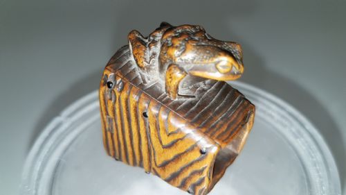 JAPANESE MEIJI 19THC BOXWOOD NETSUKE OF A TOAD ON AN OLD WELL BUCKET SIGNED MASANAO - ADDITIONAL PHOTO 1