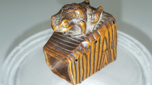 JAPANESE MEIJI 19THC BOXWOOD NETSUKE OF A TOAD ON AN OLD WELL BUCKET SIGNED MASANAO - ADDITIONAL PHOTO 3