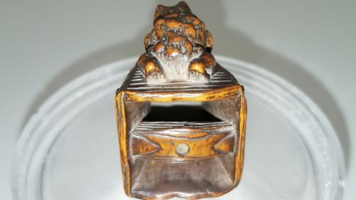 JAPANESE MEIJI 19THC BOXWOOD NETSUKE OF A TOAD ON AN OLD WELL BUCKET SIGNED MASANAO - ADDITIONAL PHOTO 4