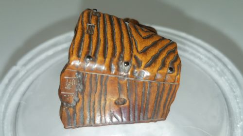 JAPANESE MEIJI 19THC BOXWOOD NETSUKE OF A TOAD ON AN OLD WELL BUCKET SIGNED MASANAO - ADDITIONAL PHOTO 7