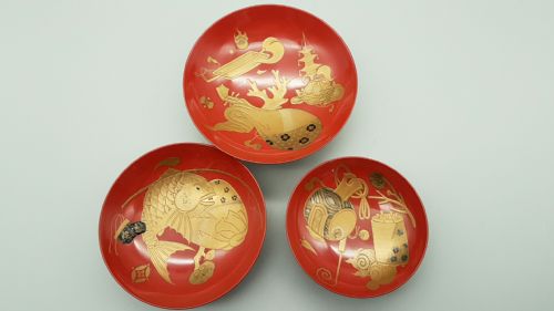 THREE EXQUISITE JAPANESE MEIJI 19THC LACQUER SAKE CUPS - ADDITIONAL PHOTO 1