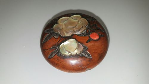 UNUSUAL JAPANESE MEIJI 19THC SHIBAYA BOXWOOD MANJU NETSUKE - ADDITIONAL PHOTO 4