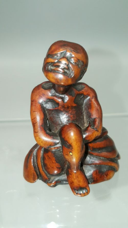 RARE EDO JAPANESE BOXWOOD NETSUKE OF A MOXIBUSTION PRACTITIONER - ADDITIONAL PHOTO 4