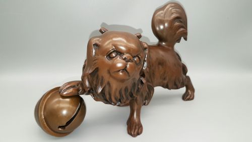 SUPERB JAPANESE MEIJI EARLY 20THC BRONZE OF A JAPANESE CHIN DOG PLAYING WITH A BALL - ADDITIONAL PHOTO 1