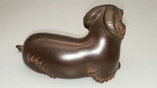 STRIKING JAPANESE SHOWA SMALL BRONZE OF A SEATED RAM BY MASAHIKO KATORI - ADDITIONAL PHOTO 2