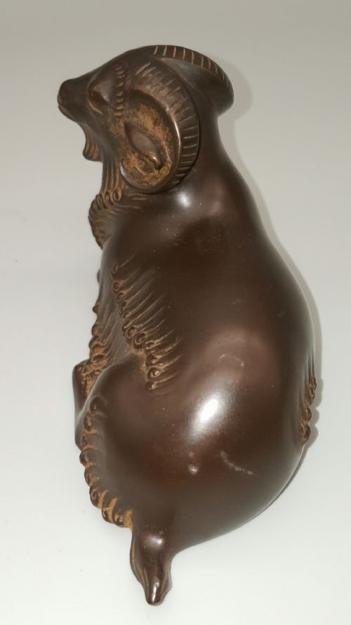 STRIKING JAPANESE SHOWA SMALL BRONZE OF A SEATED RAM BY MASAHIKO KATORI - ADDITIONAL PHOTO 3