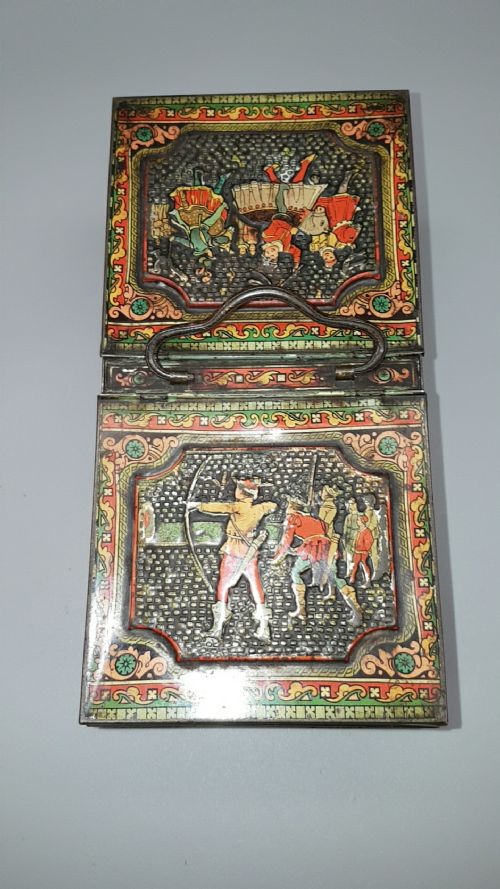 ATTRACTIVE HUNTLEY PALMERS C 1900 BISCUIT TIN IN THE FORM OF A TEA CADDY WITH EMBOSSED MEDIEVAL DESIGNS - ADDITIONAL PHOTO 2