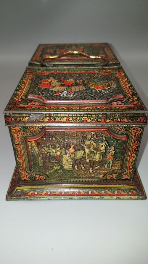 ATTRACTIVE HUNTLEY PALMERS C 1900 BISCUIT TIN IN THE FORM OF A TEA CADDY WITH EMBOSSED MEDIEVAL DESIGNS - ADDITIONAL PHOTO 3