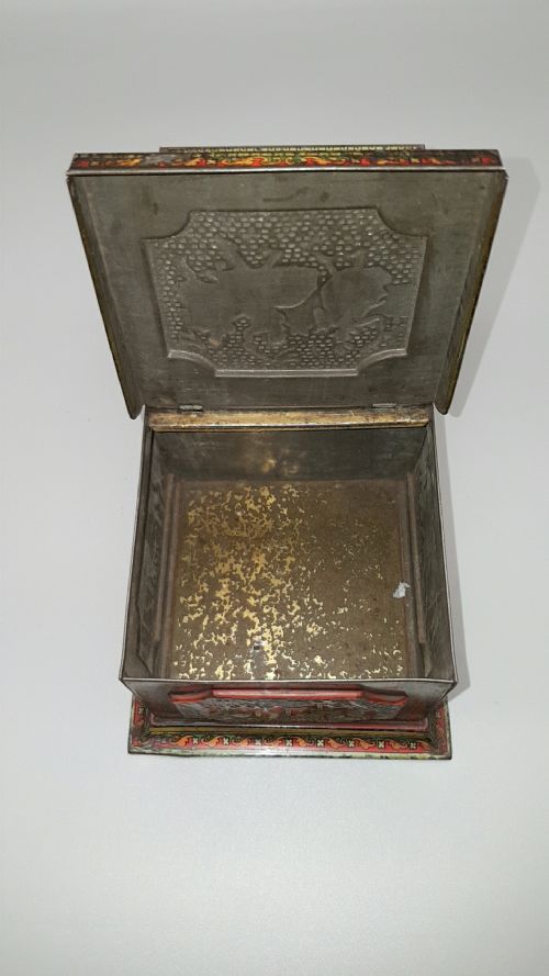 ATTRACTIVE HUNTLEY PALMERS C 1900 BISCUIT TIN IN THE FORM OF A TEA CADDY WITH EMBOSSED MEDIEVAL DESIGNS - ADDITIONAL PHOTO 5
