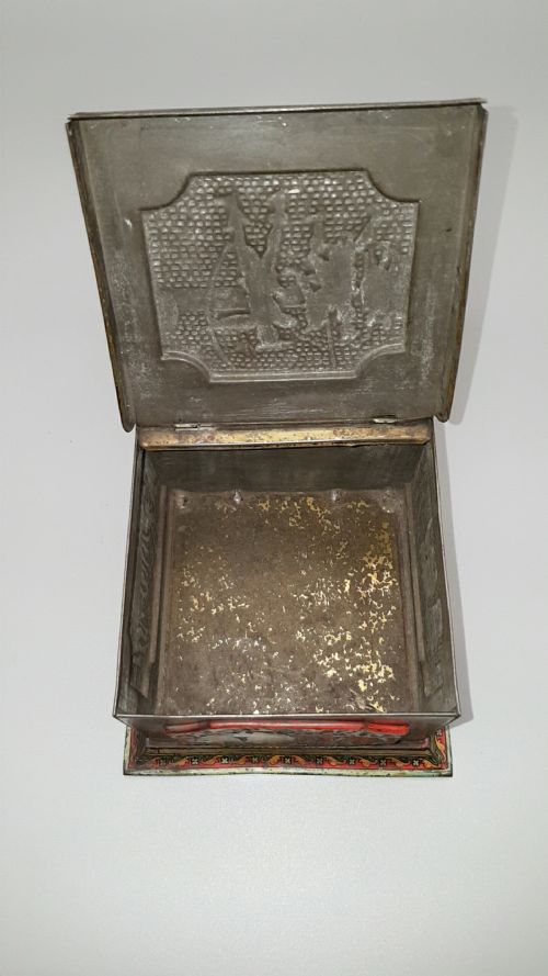 ATTRACTIVE HUNTLEY PALMERS C 1900 BISCUIT TIN IN THE FORM OF A TEA CADDY WITH EMBOSSED MEDIEVAL DESIGNS - ADDITIONAL PHOTO 6