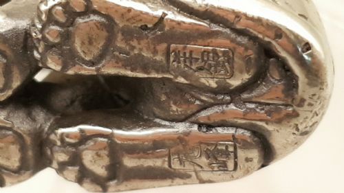 UNUSUAL JAPANESE MEIJI EARLY 20THC SILVERED BRONZE OKIMONO OF A TIGERLION - ADDITIONAL PHOTO 4